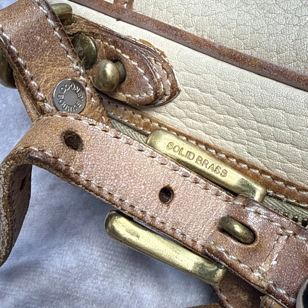 Vintage Dooney & Bourke Cream/Ivory AWL Leather Crossbody Shoulder Bag *READ*